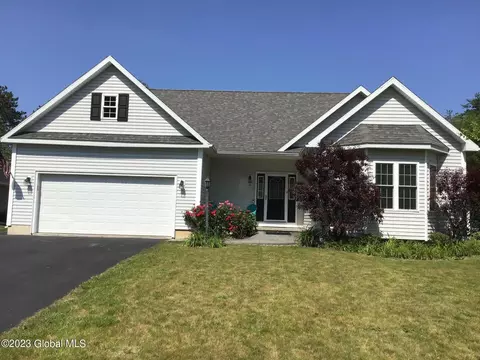 31 Rotterdam Dr, Glenmont, NY 12077