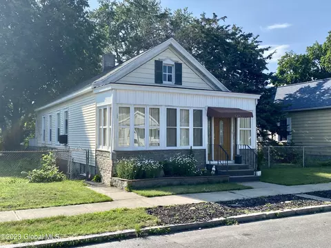 527 7th Ave, Troy, NY 12182