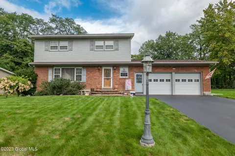 8 Gaslight Dr, Albany, NY 12205