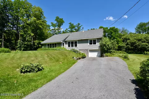 47 Locust Grove Rd, Saratoga Springs, NY 12866