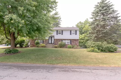 2 Lupine Ct, Albany, NY 12203