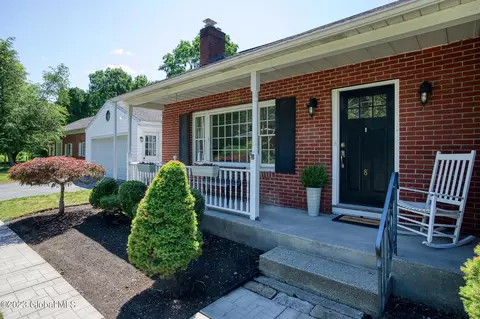 8 Wyck Ln, Troy, NY 12180