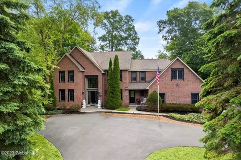 21 Pinecrest Dr, Niskayuna, NY 12309