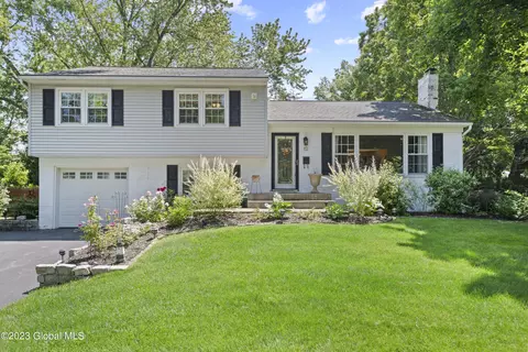 12 Compton Pl, Glenville, NY 12302