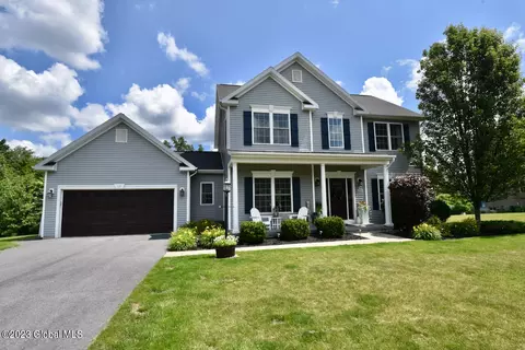 17 Green Fields Dr, Mechanicville, NY 12118