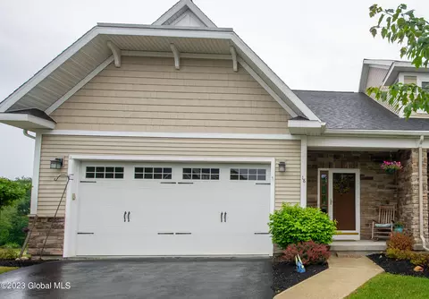 18 Jessica Cir, Troy, NY 12180