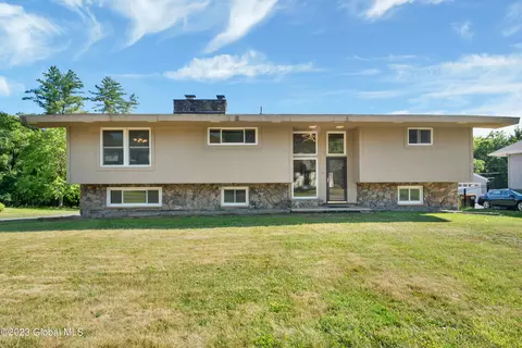 15 Fairlawn Ave, East Greenbush, NY 12061