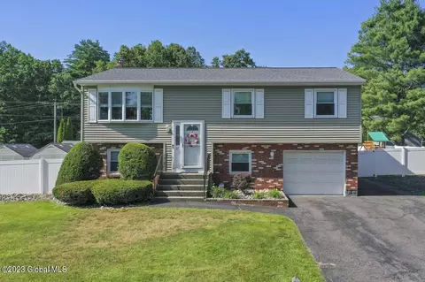 27 Melissa Ct, Colonie, NY 12205
