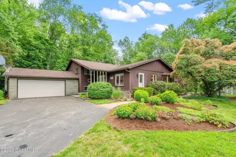1806 Whispering Pines Way, Schenectady, NY 12303