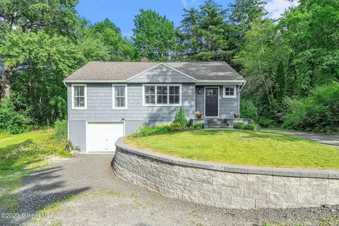 1102 Mohawk Rd, Niskayuna, NY 12309