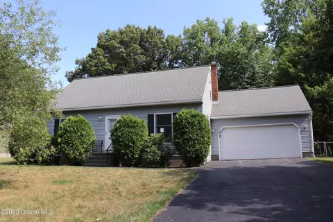 5 Concord Dr, Niskayuna, NY 12309