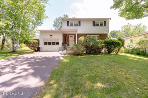 52 Normanside Dr, Albany, NY 12208