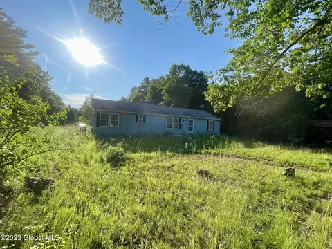 27 Phillips Rd, Stillwater, NY 12170