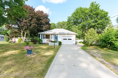 11 Bittersweet Ln, Loudonville, NY 12211
