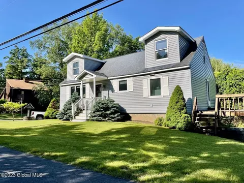 33 Honeysuckle Ln, Queensbury, NY 12804