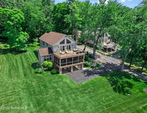 61 Springwater Dr, Saratoga Springs, NY 12866
