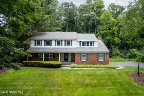 2 Upper Ball Ct, Menands, NY 12204