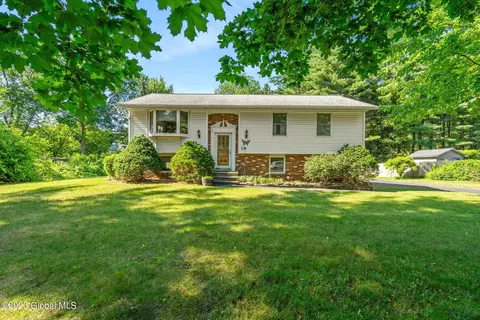 19 Teakwood Dr, Clifton Park, NY 12065