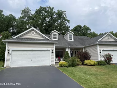41 Rockrose Dr, East Greenbush, NY 12061