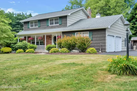 5 Bellwood Ln, Castleton On Hudson, NY 12033
