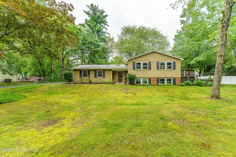 20 Sugarbush Rd, Clifton Park, NY 12065