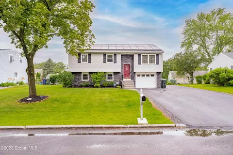 18 Tanguay Dr, Cohoes, NY 12047