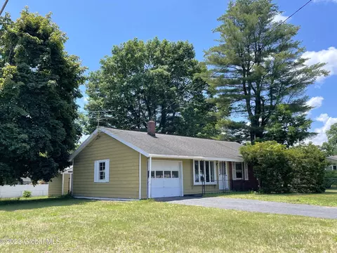 72 Edmund Dr, Ballston Spa, NY 12020