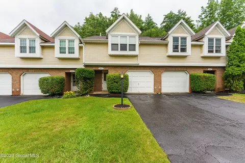 4052 Chaucer Pl, Slingerlands, NY 12159