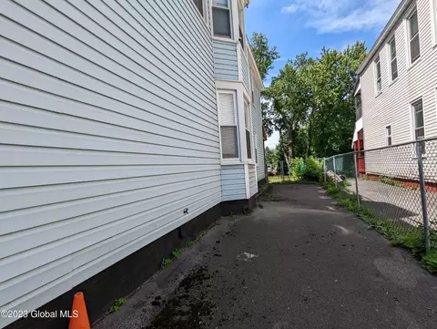 810 State St, Schenectady, NY 12307 photo 3