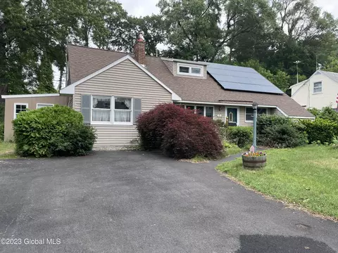 27 Knob Hill Rd, Loudonville, NY 12211