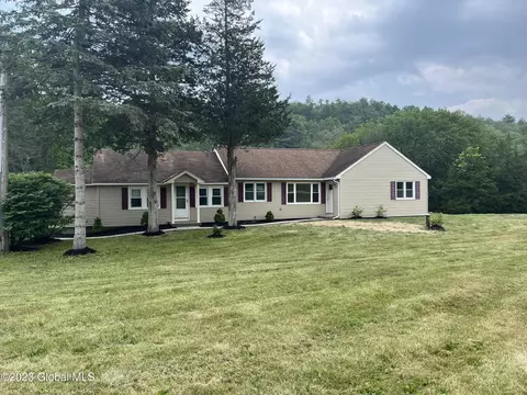 586 Starr Rd, Ravena, NY 12143