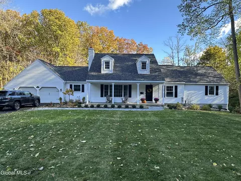 16 Colonial Grn, Loudonville, NY 12211