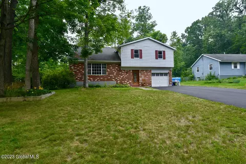 19 Wampum Dr, Saratoga Springs, NY 12866