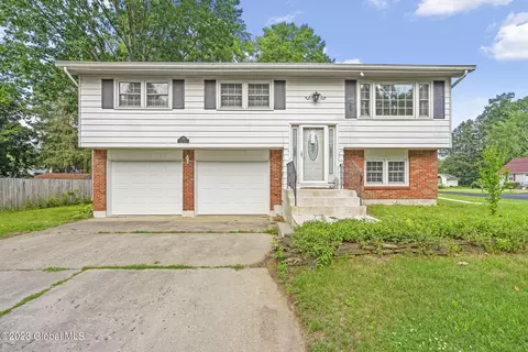 2 Adsit Ln, Clifton Park, NY 12065
