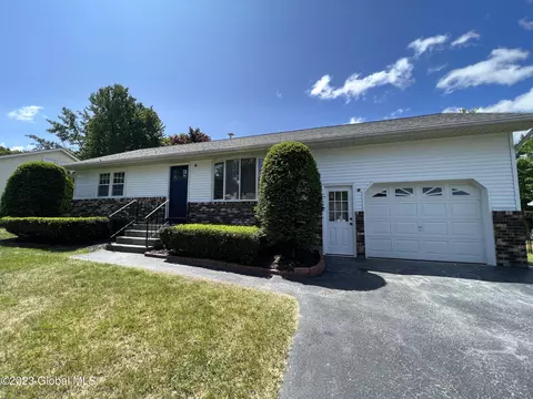 15 Tokay Ln, Niskayuna, NY 12309