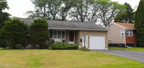 114 Pinehurst Pl, Schenectady, NY 12304 photo 2