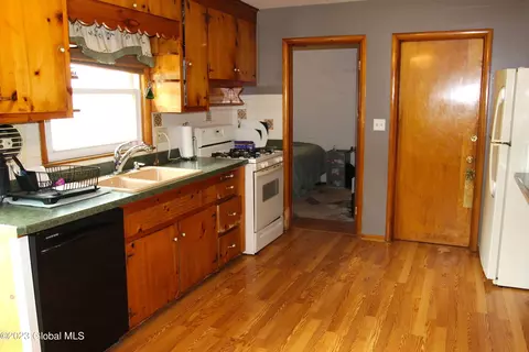 114 Pinehurst Pl, Schenectady, NY 12304 photo 7