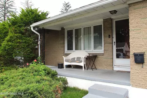 114 Pinehurst Pl, Schenectady, NY 12304 photo 3