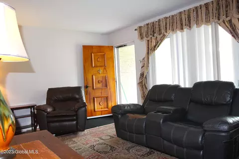 114 Pinehurst Pl, Schenectady, NY 12304 photo 9