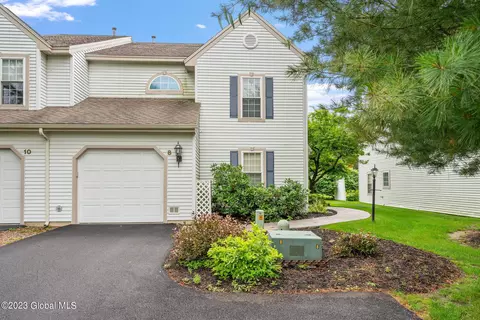 8 Highpointe Dr, Troy, NY 12182