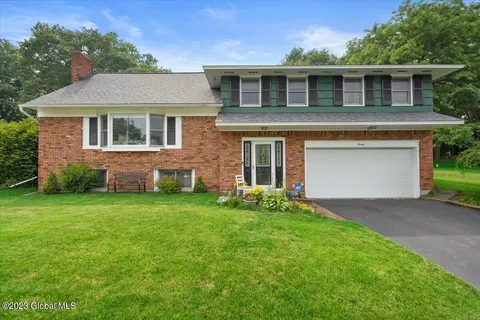 20 Country Fair Ln, Glenville, NY 12302