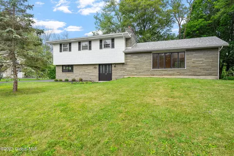 981 Avon Crest Blvd, Niskayuna, NY 12309
