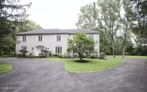 15 Fenway Dr, Loudonville, NY 12211