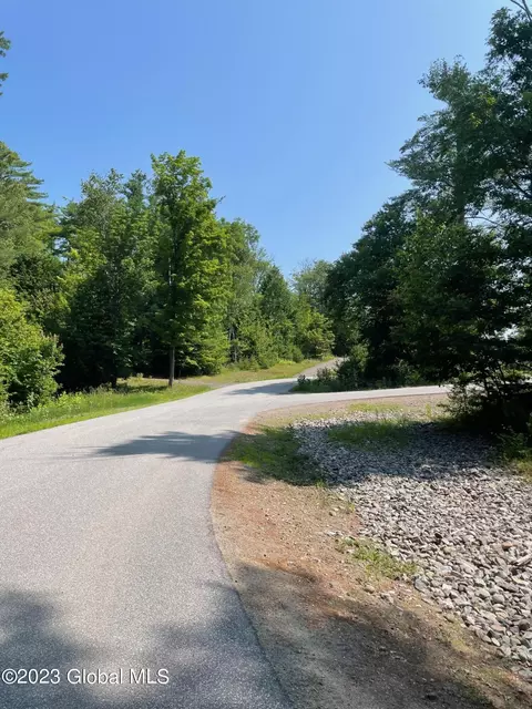 71 Snowshoe Rdg, Warrensburg, NY 12885
