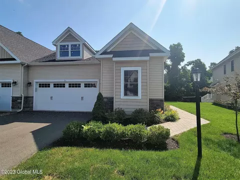 8 Jordan Ct, Latham, NY 12110