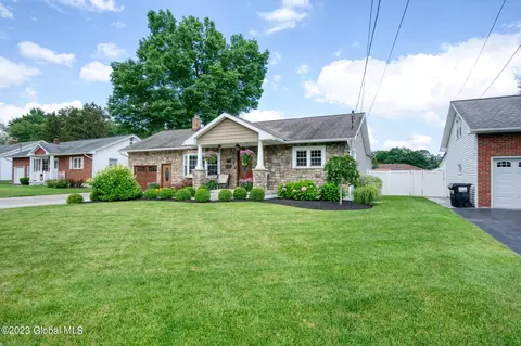 9 Memory Ln, Rotterdam, NY 12306
