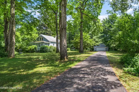 20 Leonard Dr, Delmar, NY 12054