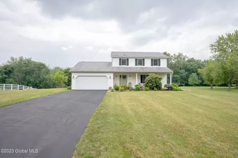 1510 Maplecrest Dr, Castleton On Hudson, NY 12033
