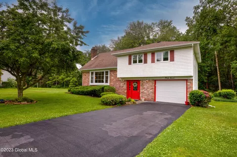 37 Fruitwood Dr, Burnt Hills, NY 12027