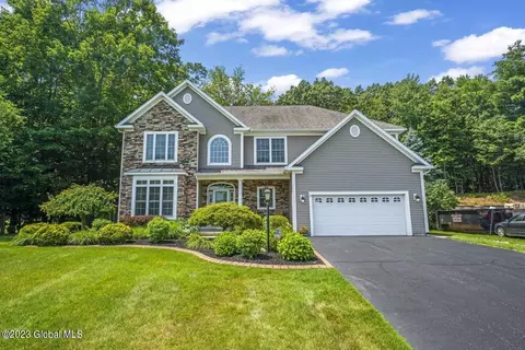 18 Knollwood Dr, Ballston Lake, NY 12019